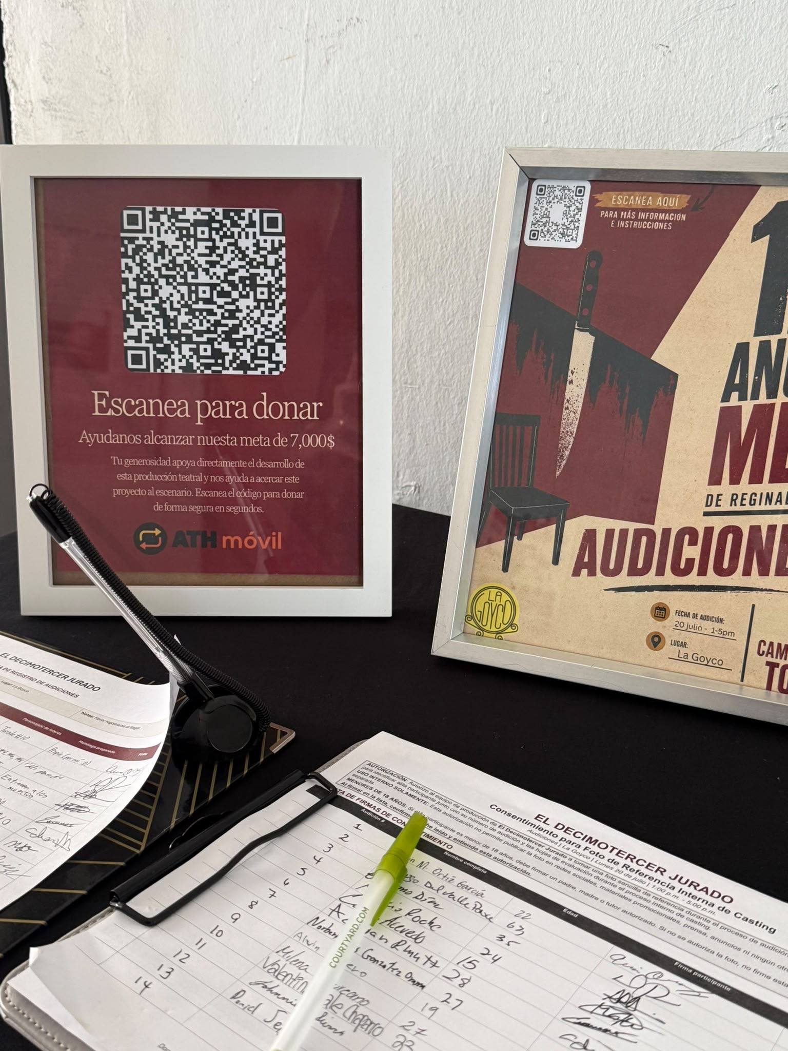 Mesa de audiciones con afiches y formulario