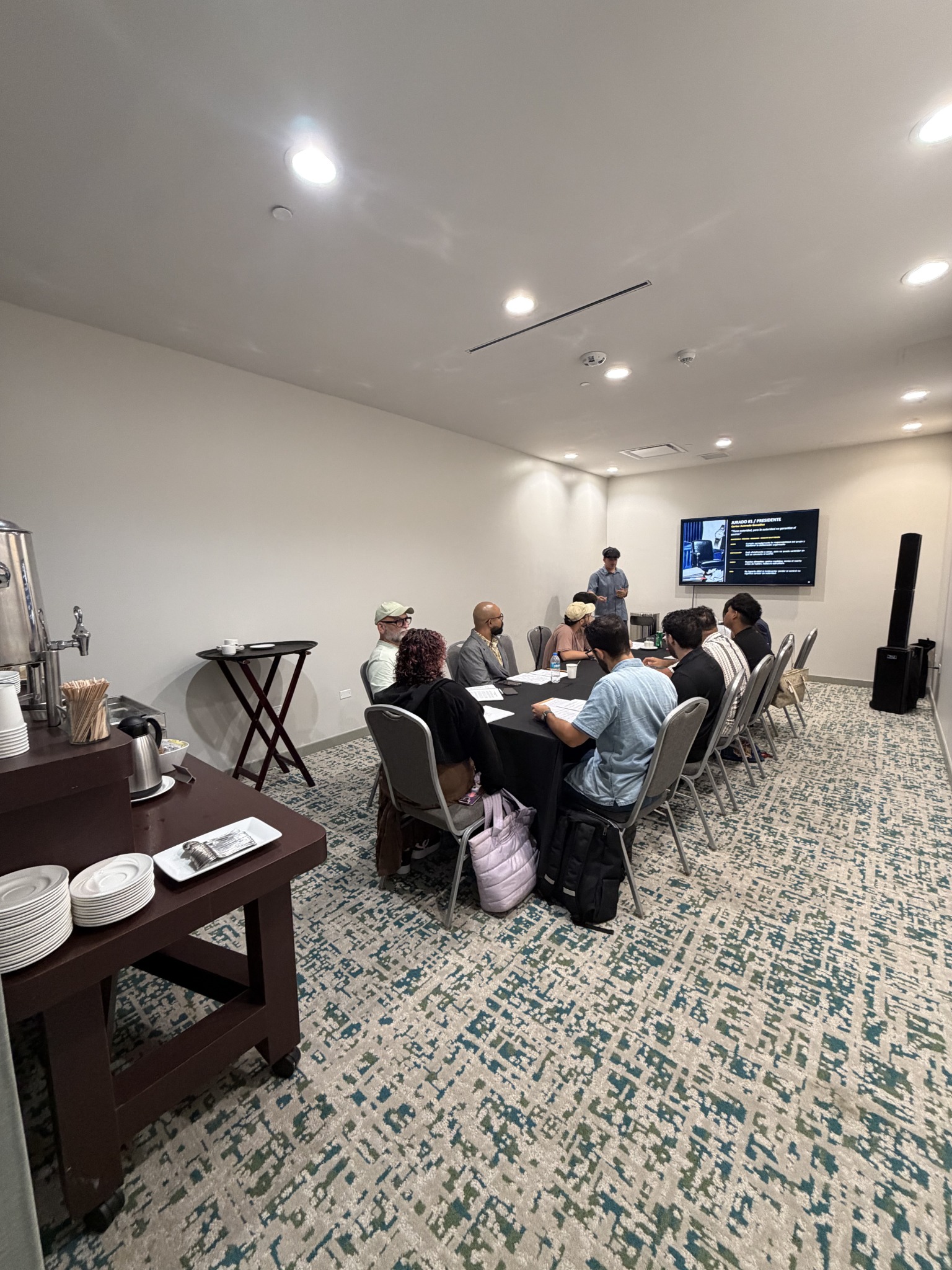 Primera reunión del elenco sentados alrededor de una mesa