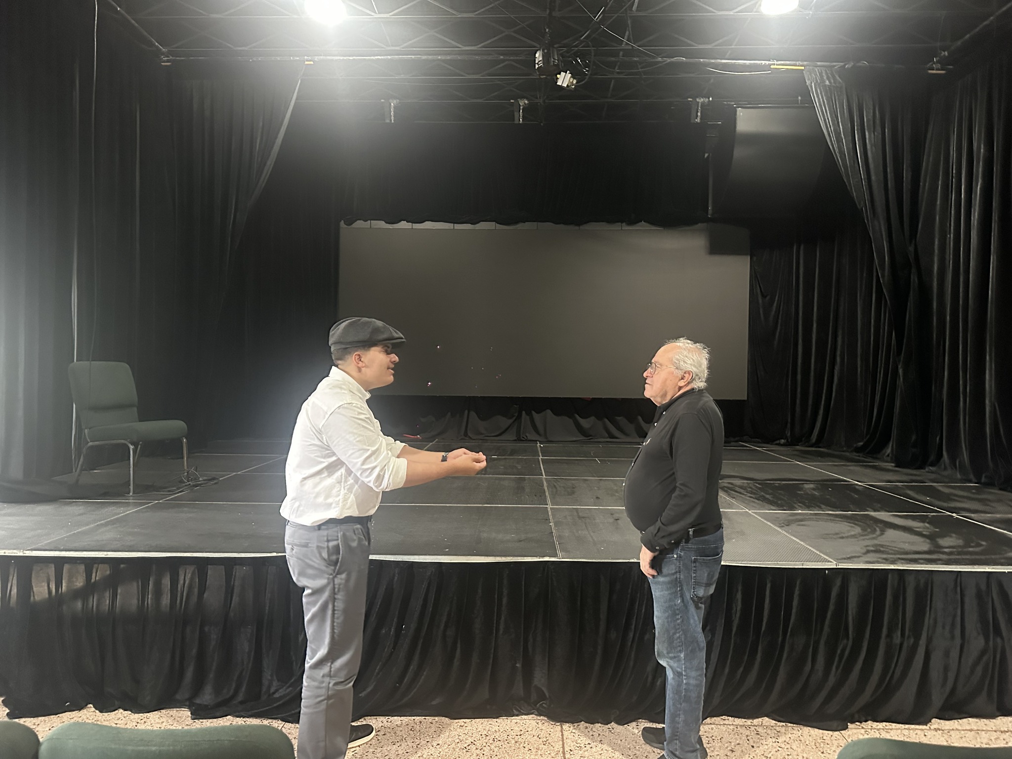 Jean Ortiz conversando con Marco Antonio Rigau en un escenario