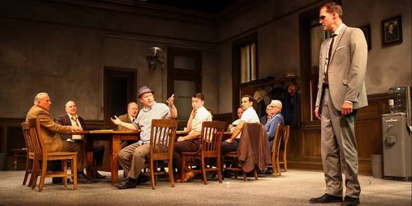 Referencia escénica de una producción de 12 Angry Men sobre el escenario